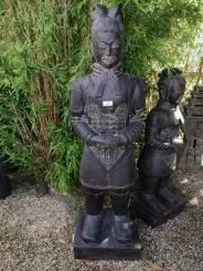 Chinesischer Krieger, stehend, 150 cm Höhe, Kunststein, handgefertigt & farbig. Eingefaerbt in der Farbe Antik-Finish 